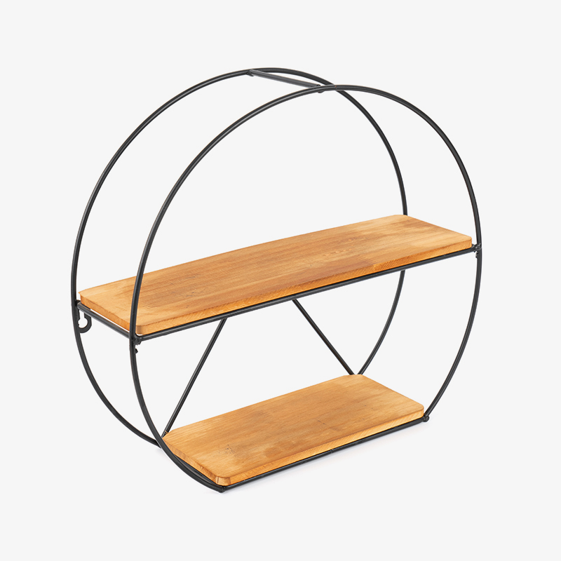 ชั้นวางติดผนังสีทองและตะกร้าเก็บของแบบแขวนสำหรับห้องครัว