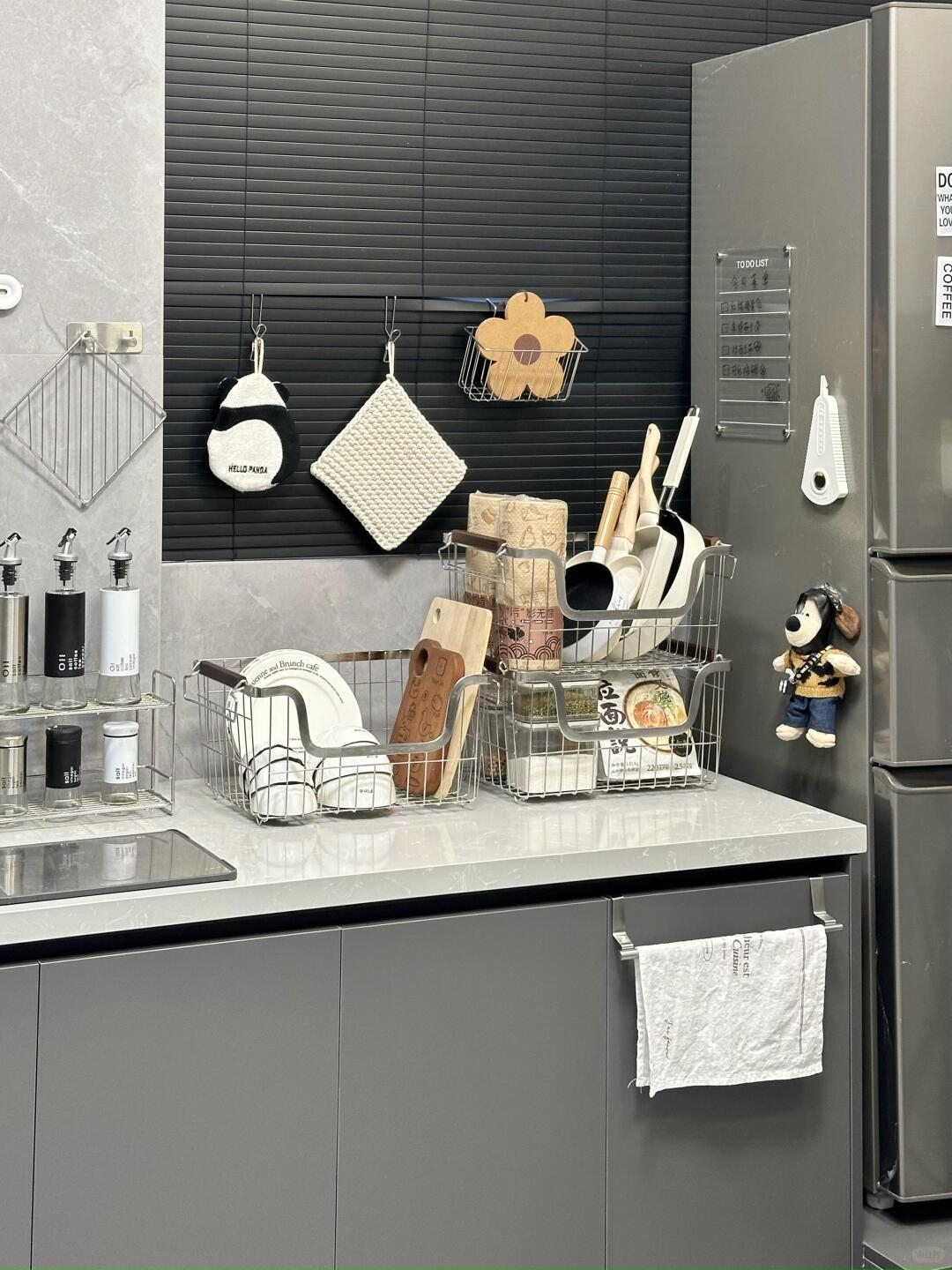 อพาร์ทเมนต์ขนาดเล็กที่ต้องมี! จะเลือกชั้นวางโลหะแบบติดผนังที่รับน้ำหนักและทนทานได้อย่างไร