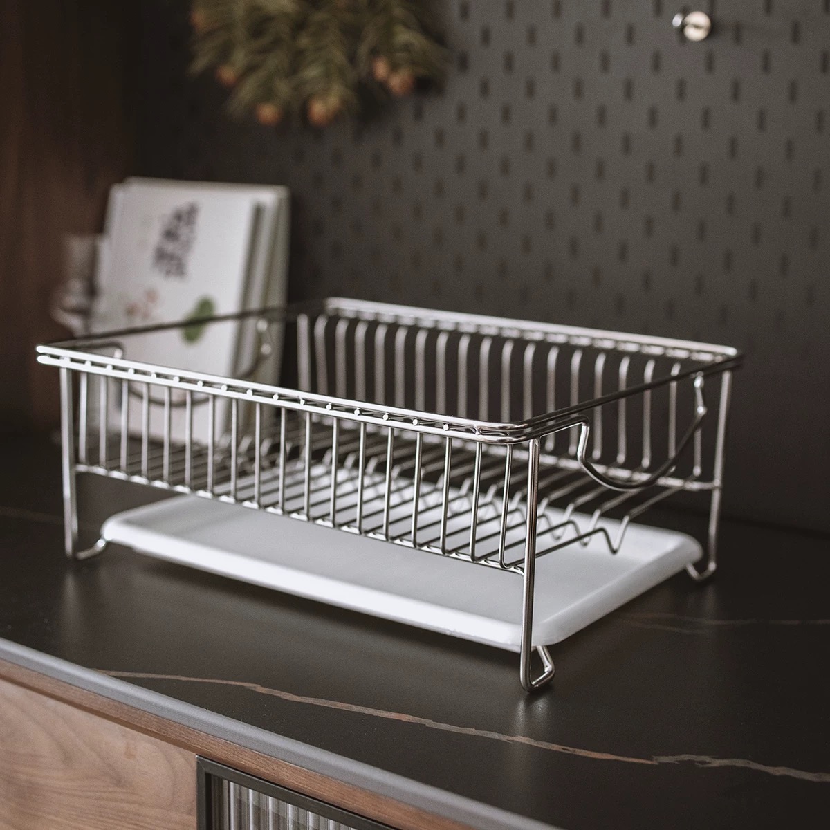 ชั้นเก็บของในบ้านที่เป็นโลหะเปรียบเทียบกับชั้นไม้ได้อย่างไร?